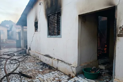 Bombeiros socorrem idoso de 84 anos após incêndio destruir casa em Anápolis neste domingo