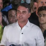 Carta de Flávio Bolsonaro agradece apoio internacional após fuga para os Estados Unidos