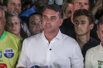 Carta de Flávio Bolsonaro agradece apoio internacional após fuga para os Estados Unidos