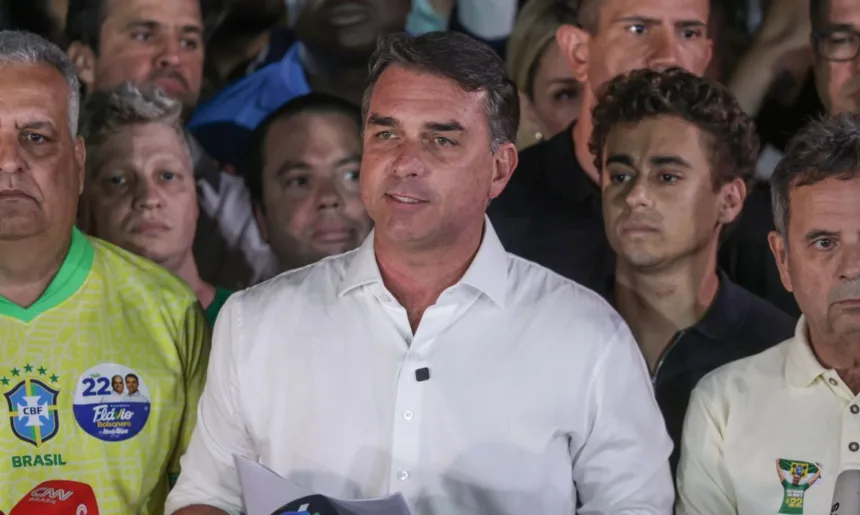 Carta de Flávio Bolsonaro agradece apoio internacional após fuga para os Estados Unidos