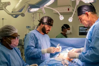 Cirurgia em Goiânia avança na preparação para separar irmãs siamesas que dividem fígado