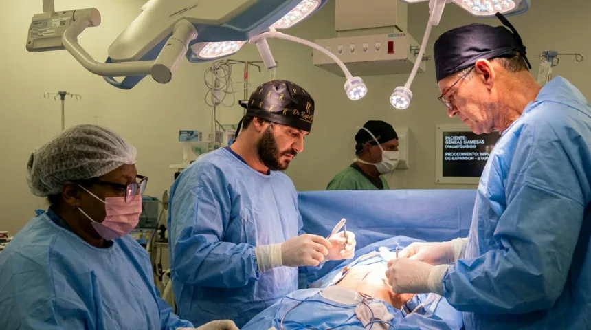 Cirurgia em Goiânia avança na preparação para separar irmãs siamesas que dividem fígado