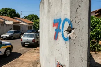 Cobrança de dívida por veículo termina com tiro disparado contra muro de residência em Anápolis