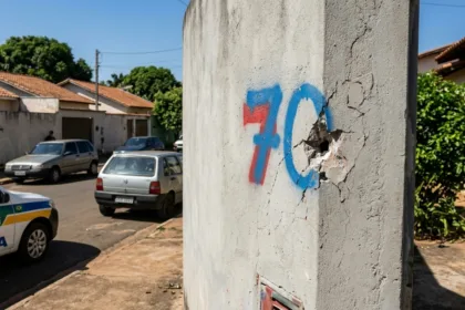 Cobrança de dívida por veículo termina com tiro disparado contra muro de residência em Anápolis