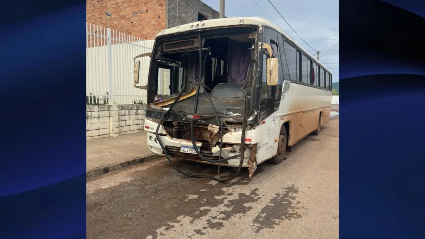 Colisão entre dois ônibus deixa 18 pessoas feridas na GO-438, em Goianésia