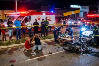Colisão frontal entre carro e moto deixa um morto e um ferido em avenida