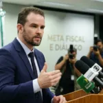 Dario Durigan afirma que governo buscará meta fiscal por meio do diálogo