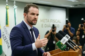 Dario Durigan afirma que governo buscará meta fiscal por meio do diálogo