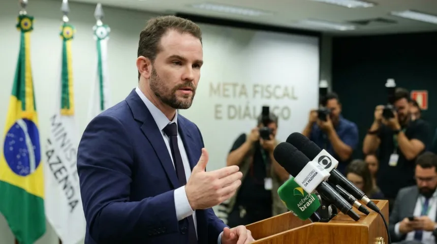 Dario Durigan afirma que governo buscará meta fiscal por meio do diálogo