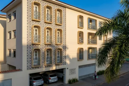 Em Goiânia, edifício com traços portugueses elimina salão de festas por mais garagens
