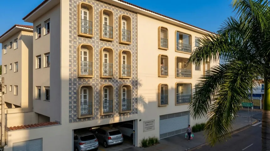 Em Goiânia, edifício com traços portugueses elimina salão de festas por mais garagens