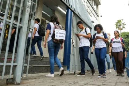 Enem 2026 encerra no domingo o prazo para escolha do idioma estrangeiro