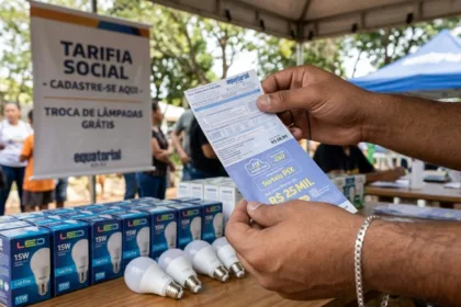 Energia mais barata e troca gratuita de lâmpadas mobilizam atendimento em Goiânia