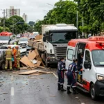 Engavetamento envolvendo caminhão de MDF deixa ferida e causa destruição em Goiânia