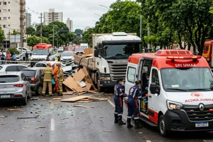 Engavetamento envolvendo caminhão de MDF deixa ferida e causa destruição em Goiânia
