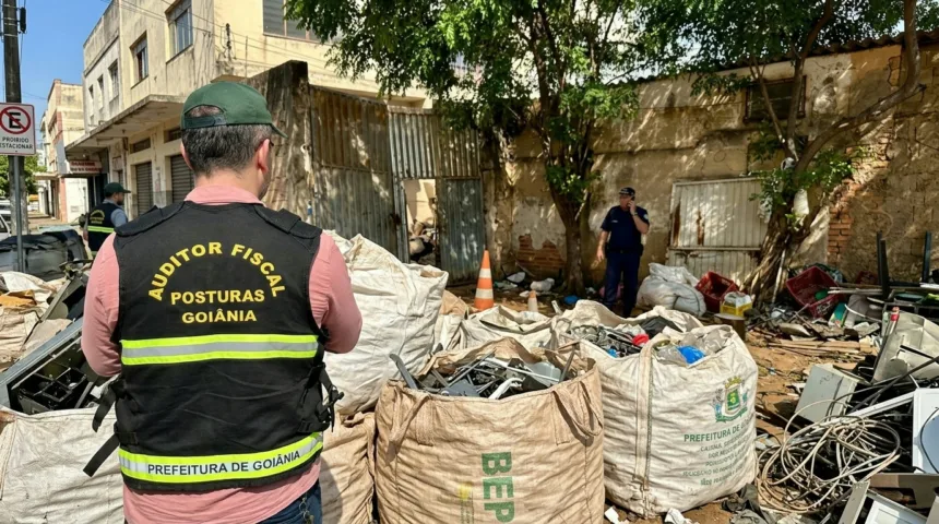 Fiscalização fecha ponto de reciclagem sob suspeita de receptação no Centro de Goiânia Fiscalização fecha ponto de reciclagem sob suspeita de receptação no Centro de Goiânia
