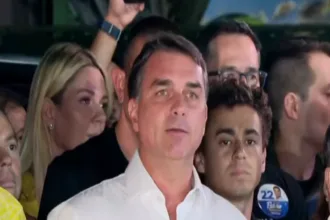 Flávio Bolsonaro não reconhece resultado e anuncia pedido de anulação da eleição