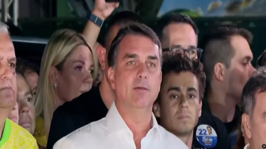 Flávio Bolsonaro não reconhece resultado e anuncia pedido de anulação da eleição Flávio Bolsonaro não reconhece resultado e anuncia pedido de anulação da eleição