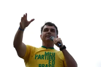 Flávio Bolsonaro teria chegado aos Estados Unidos após articulação política