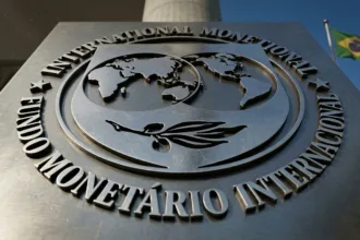 FMI revisa projeção do PIB brasileiro para 2,2% em 2026