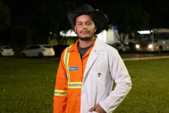 Gari da Comurg conquista diploma de enfermagem aos 36 anos em Goiânia