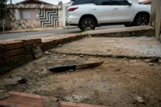 Homem morre após ser esfaqueado pela companheira em residência de Anápolis