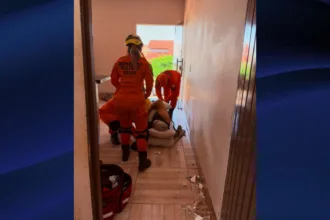 Idoso cai de telhado de sobrado em Goianésia e é levado à UPA pelos Bombeiros