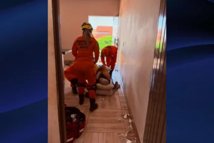 Idoso cai de telhado de sobrado em Goianésia e é levado à UPA pelos Bombeiros