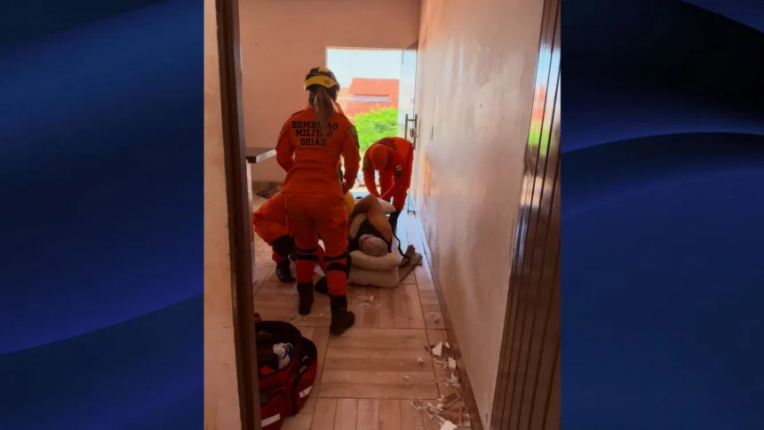 Idoso cai de telhado de sobrado em Goianésia e é levado à UPA pelos Bombeiros
