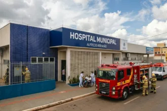 Incêndio mobiliza bombeiros e força remanejamento de pacientes no Hospital Municipal Alfredo Abrão