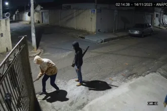 Invasão a residência mobiliza polícia após trio armado atacar portão em Anápolis