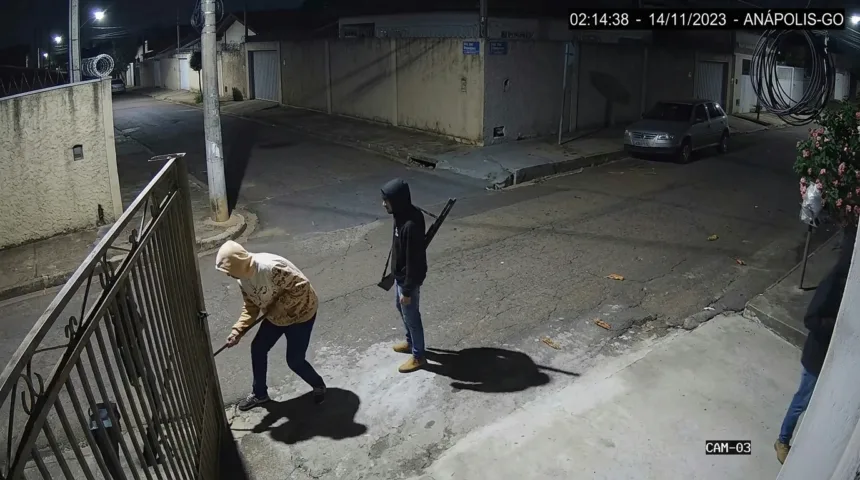 Invasão a residência mobiliza polícia após trio armado atacar portão em Anápolis