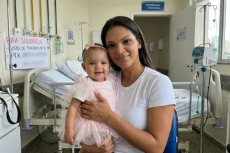Mãe solo organiza rifa solidária para custear tratamento de filha internada em Goiânia