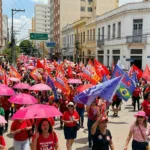 Manifestação reúne mulheres no centro de Goiânia em apoio a Lula