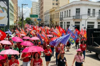 Manifestação reúne mulheres no centro de Goiânia em apoio a Lula