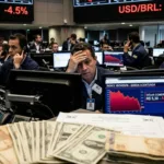 Mercado financeiro reage com alta do dólar e queda na bolsa após reeleição