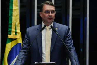 Moraes determina que Flávio Bolsonaro entregue passaportes à Polícia Federal