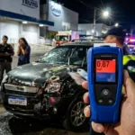 Motorista embriagado causa destruição em estacionamento de indústria em Anápolis