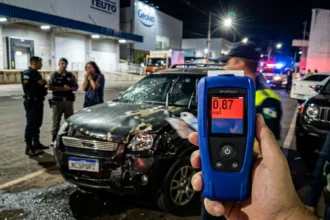 Motorista embriagado causa destruição em estacionamento de indústria em Anápolis