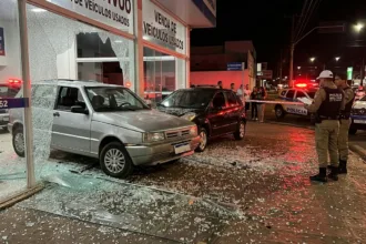 Motorista embriagado invade loja de veículos com carro e acaba preso em Anápolis
