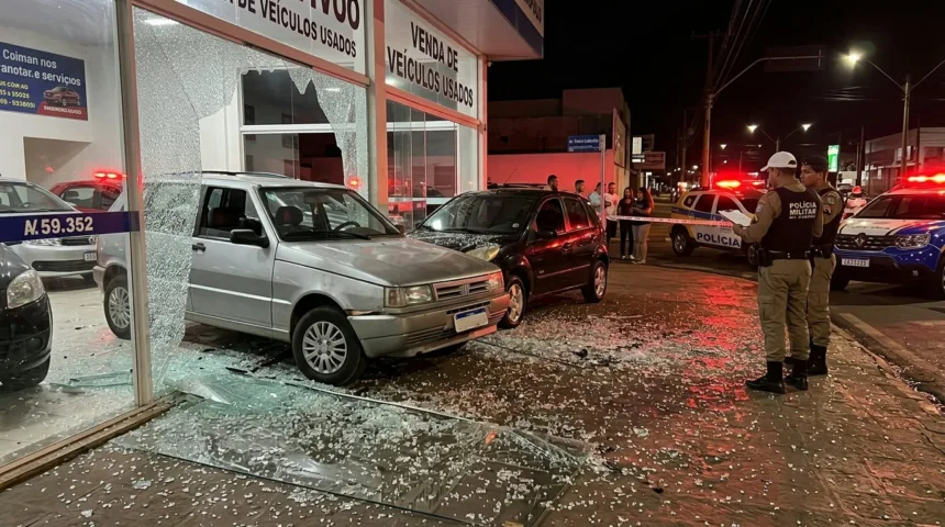 Motorista embriagado invade loja de veículos com carro e acaba preso em Anápolis Motorista embriagado invade loja de veículos com carro e acaba preso em Anápolis