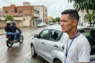 Motorista esquece seta e carro é apedrejado em Anápolis
