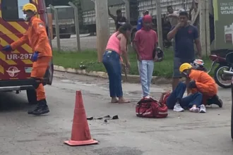Mulher fica ferida durante acidente entre carro e moto no Residencial Granville