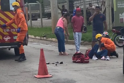 Mulher fica ferida durante acidente entre carro e moto no Residencial Granville