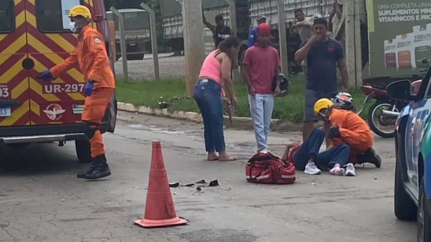 Mulher fica ferida durante acidente entre carro e moto no Residencial Granville