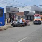 Mulher fica ferida no leste de Goianésia após carro bater em ônibus parado