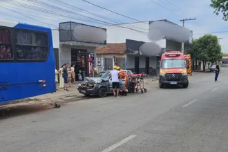 Mulher fica ferida no leste de Goianésia após carro bater em ônibus parado