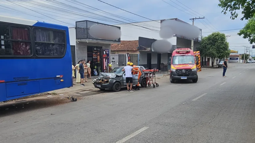 Mulher fica ferida no leste de Goianésia após carro bater em ônibus parado Mulher fica ferida no leste de Goianésia após carro bater em ônibus parado
