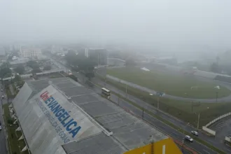 Neblina encobre Anápolis em dia de alerta meteorológico para tempestades