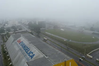 Neblina encobre Anápolis em dia de alerta meteorológico para tempestades